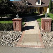 a driveway leading to a house
