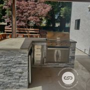 an outdoor kitchen