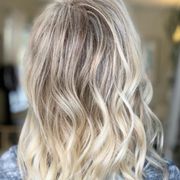 Icy blonde highlights with balayage day ends! By Kristine Pinheiro