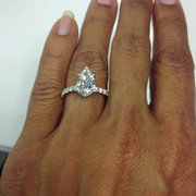 18k yellow gold e-ring with pear shaped diamond solitaire set in platinum