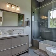 Modern & clean bathroom!