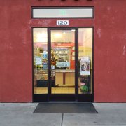 the front of a pizza restaurant