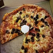 Pineapple and black olive. Medium size. Thin crust. Excellent.