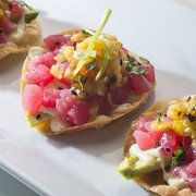 Ahi Poke mini tostadas
