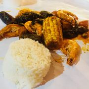 Shrimp, mussels, sausage, corn on the cob, and a cup of rice (with house sauce, medium spice).