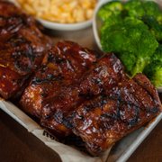 ribs, broccoli and macaroni