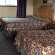 2 queens, not sure if it has a kitchenette...