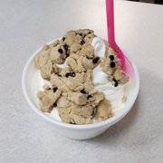 a bowl of ice cream and chocolate chip cookies